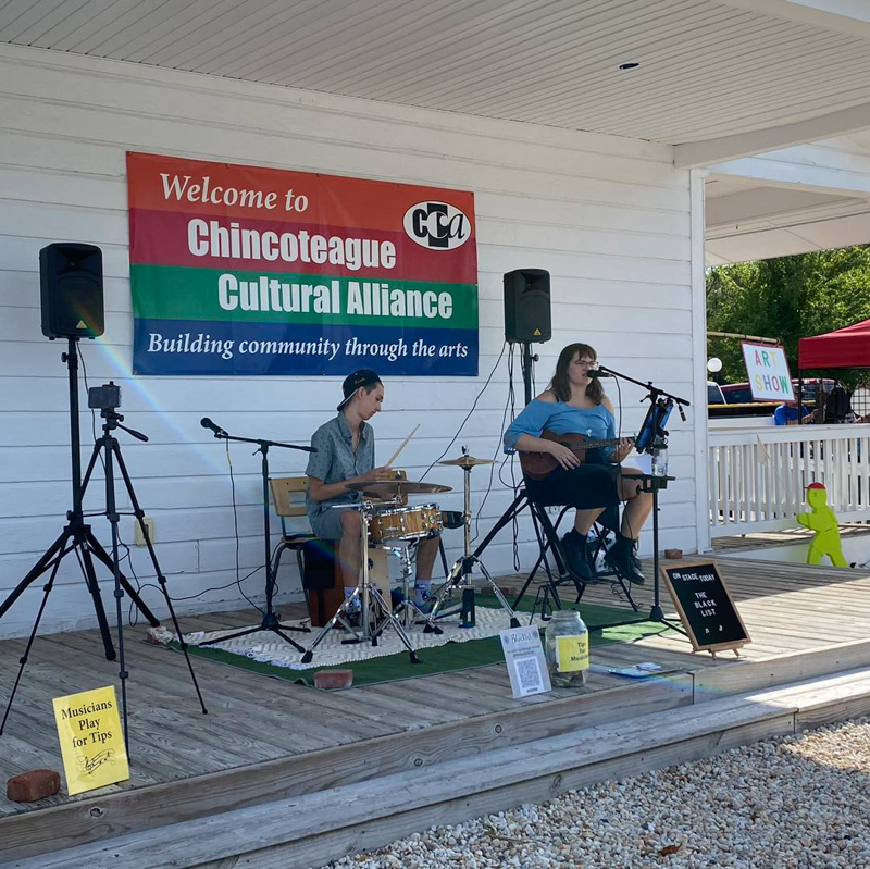 duo playing music at the farmers market